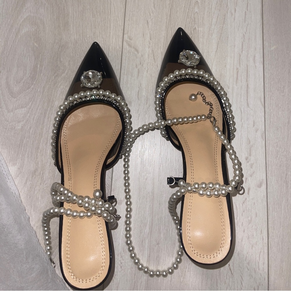 Pearl heeled black shoe